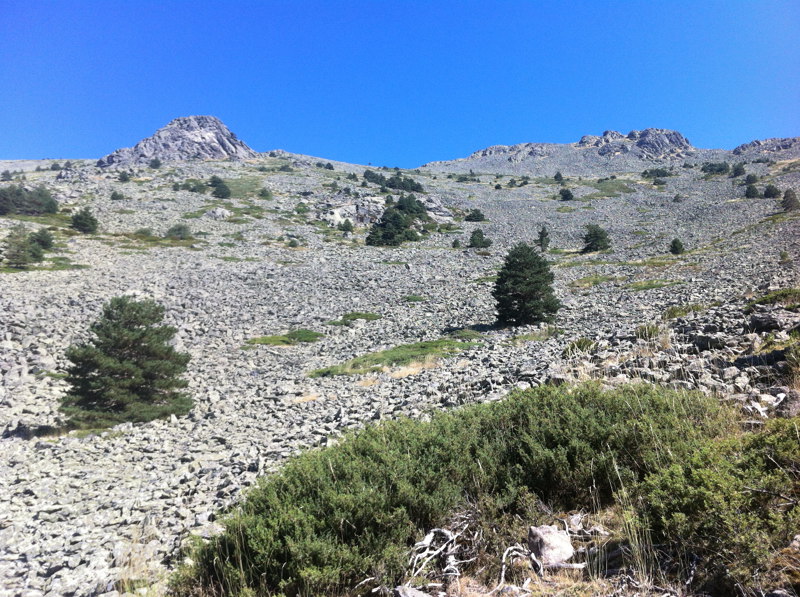La afloración rocosa a la izquierda y la Pinareja a la derecha